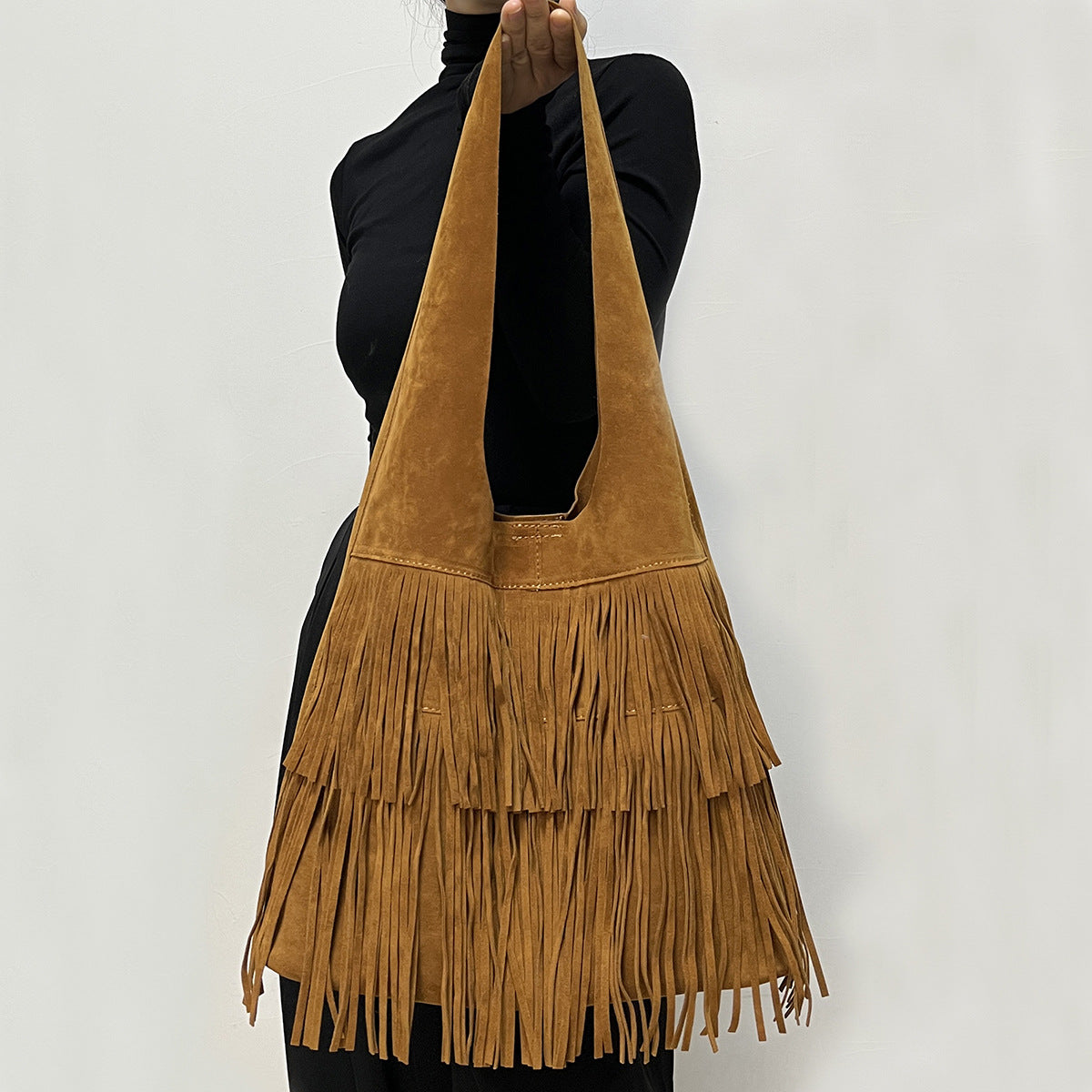 Borsa grande in suede color caffè con frange, versatile