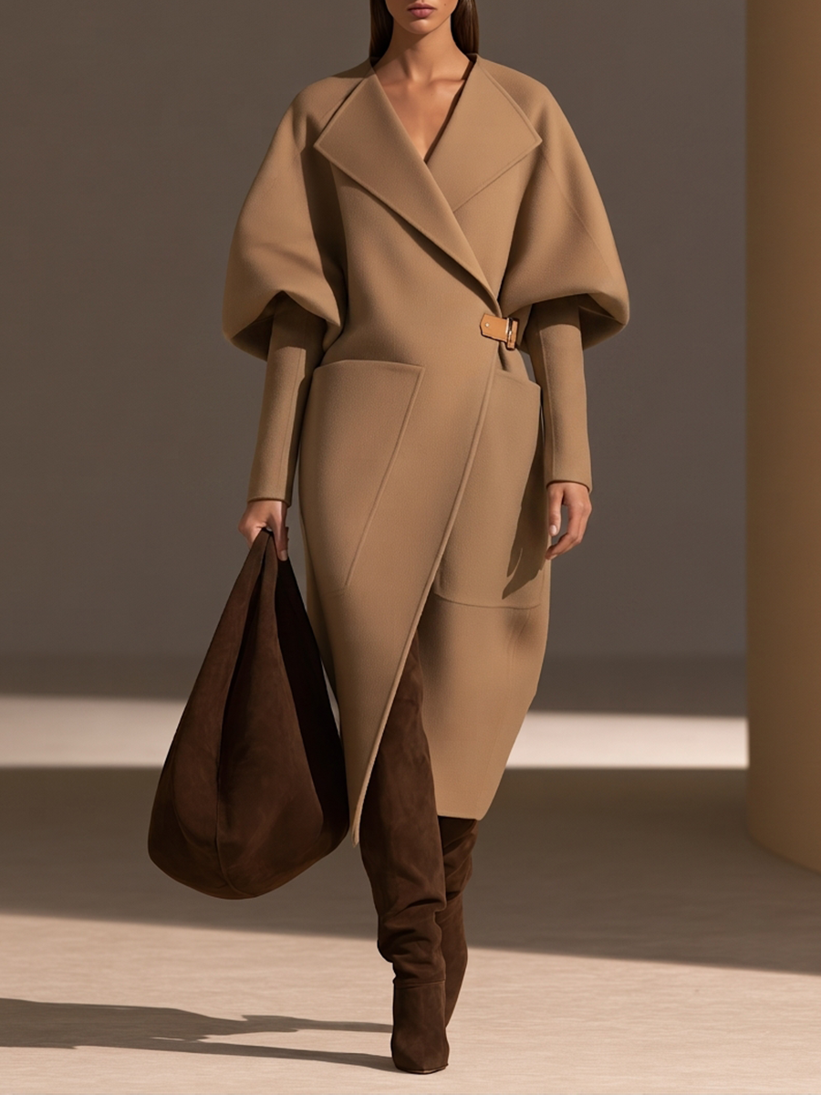 Sara | Cappotto lungo in lana con collo a revers oversize, maniche a sbuffo, cintura in pelle con fibbia e tasche a toppa
