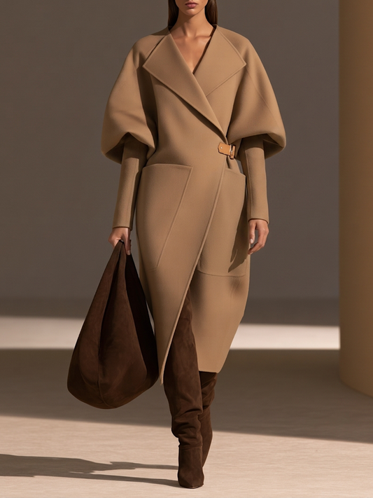 Sara | Cappotto lungo in lana con collo a revers oversize, maniche a sbuffo, cintura in pelle con fibbia e tasche a toppa