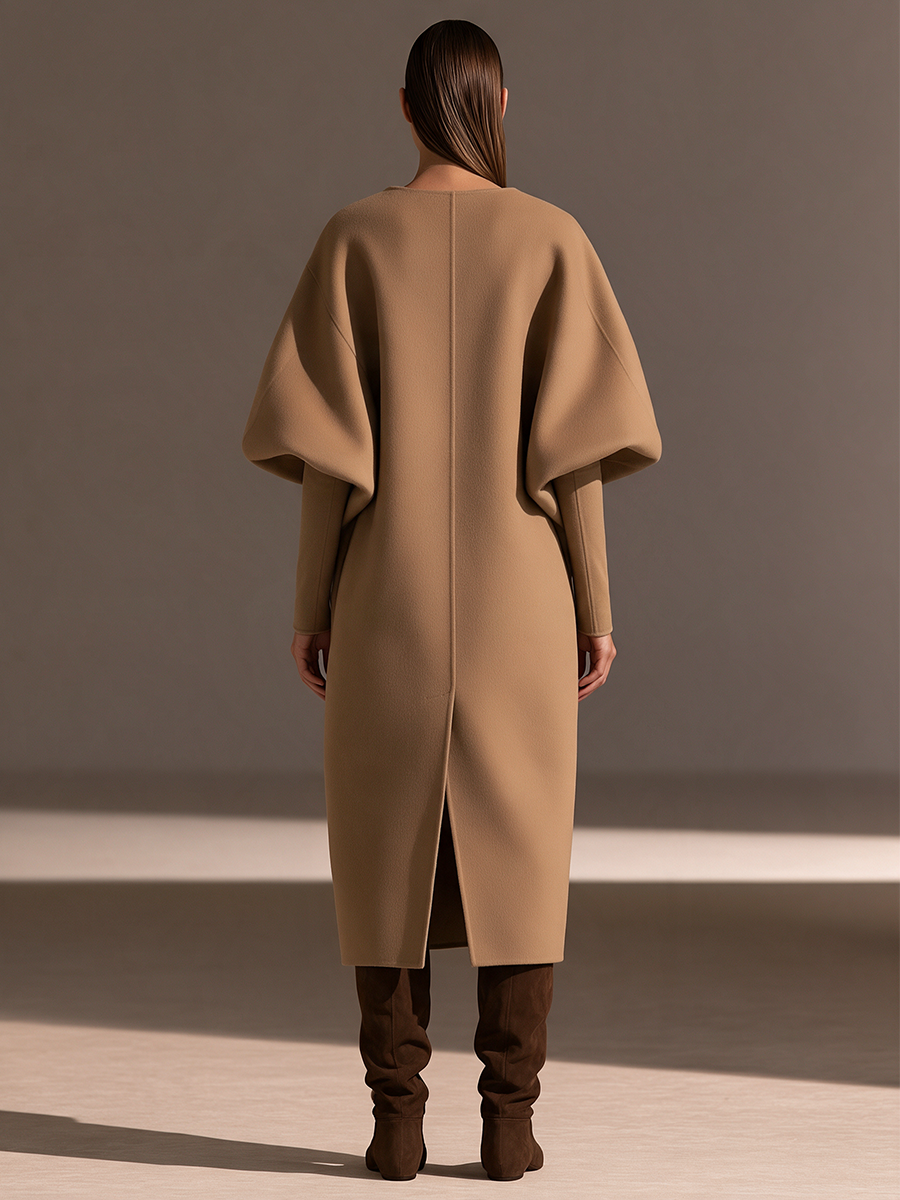 Sara | Cappotto lungo in lana con collo a revers oversize, maniche a sbuffo, cintura in pelle con fibbia e tasche a toppa
