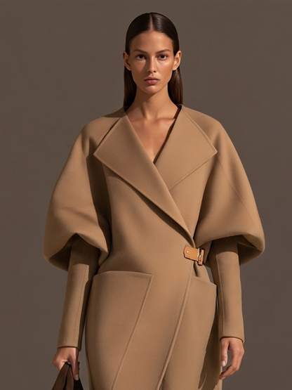Sara | Cappotto lungo in lana con collo a revers oversize, maniche a sbuffo, cintura in pelle con fibbia e tasche a toppa