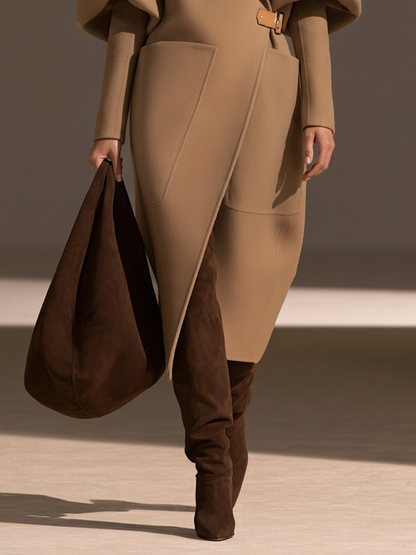 Sara | Cappotto lungo in lana con collo a revers oversize, maniche a sbuffo, cintura in pelle con fibbia e tasche a toppa