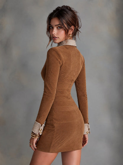 Leonora | Abito mini bodycon in finta pelle scamosciata marrone con colletto e polsini a righe