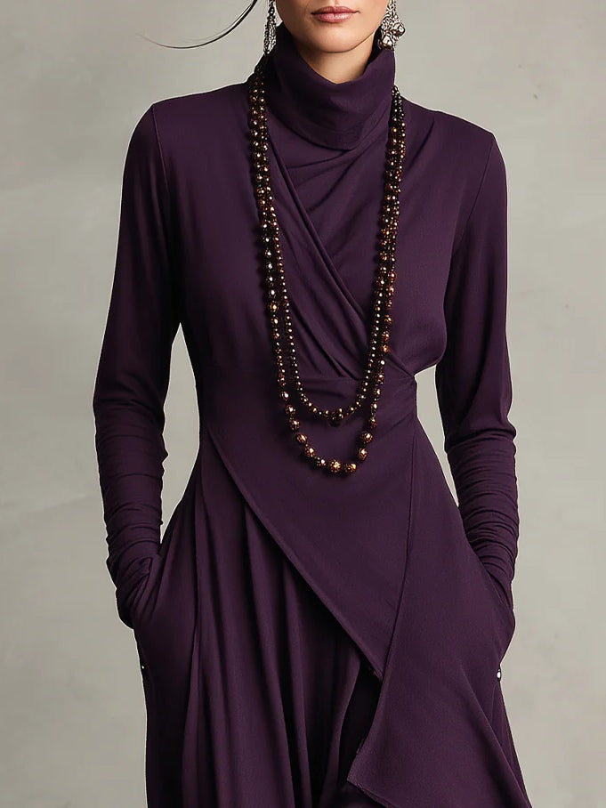 Mariangela | Abito lungo plissettato asimmetrico viola con collo alto (collana non inclusa)